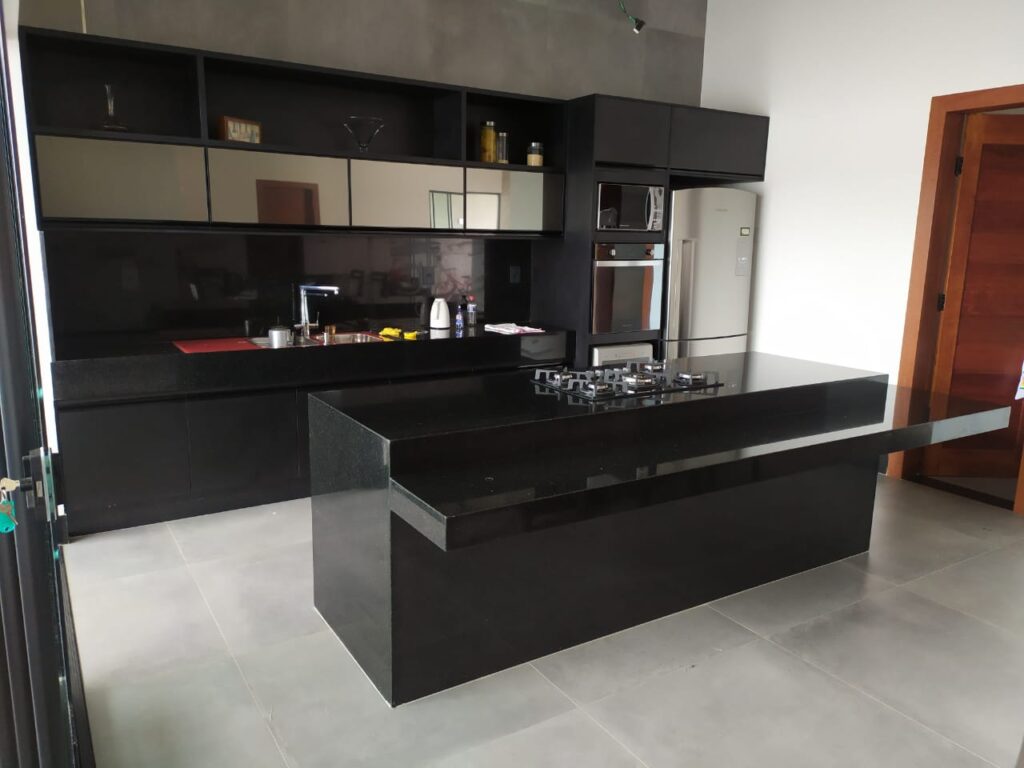 Cozinha e área gourmet feitas em Granito Preto São Gabriel | Edmármores